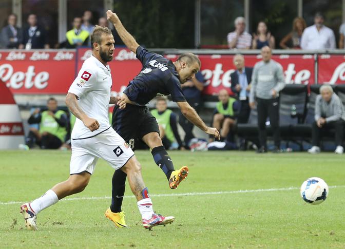 Rodrigo Palacio segna il gol del definitivo 2-0: Genoa k.o e primi tre punti per i nerazzurri. Ap